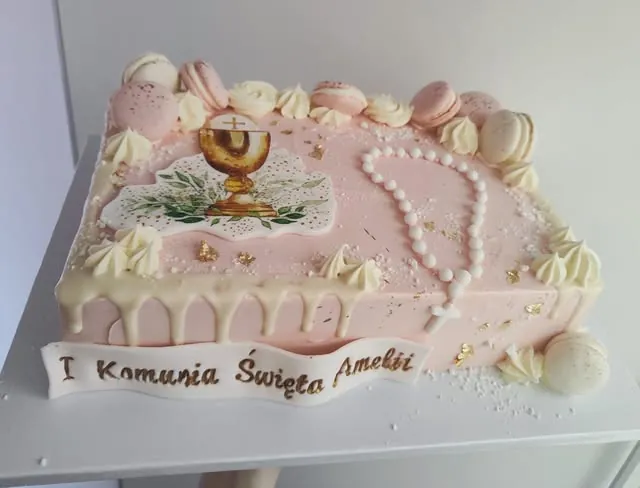 Prostokątny tort na Pierwszą Komunię z kielichem, różańcem z perełek i napisem I Komunia Święta Amelii